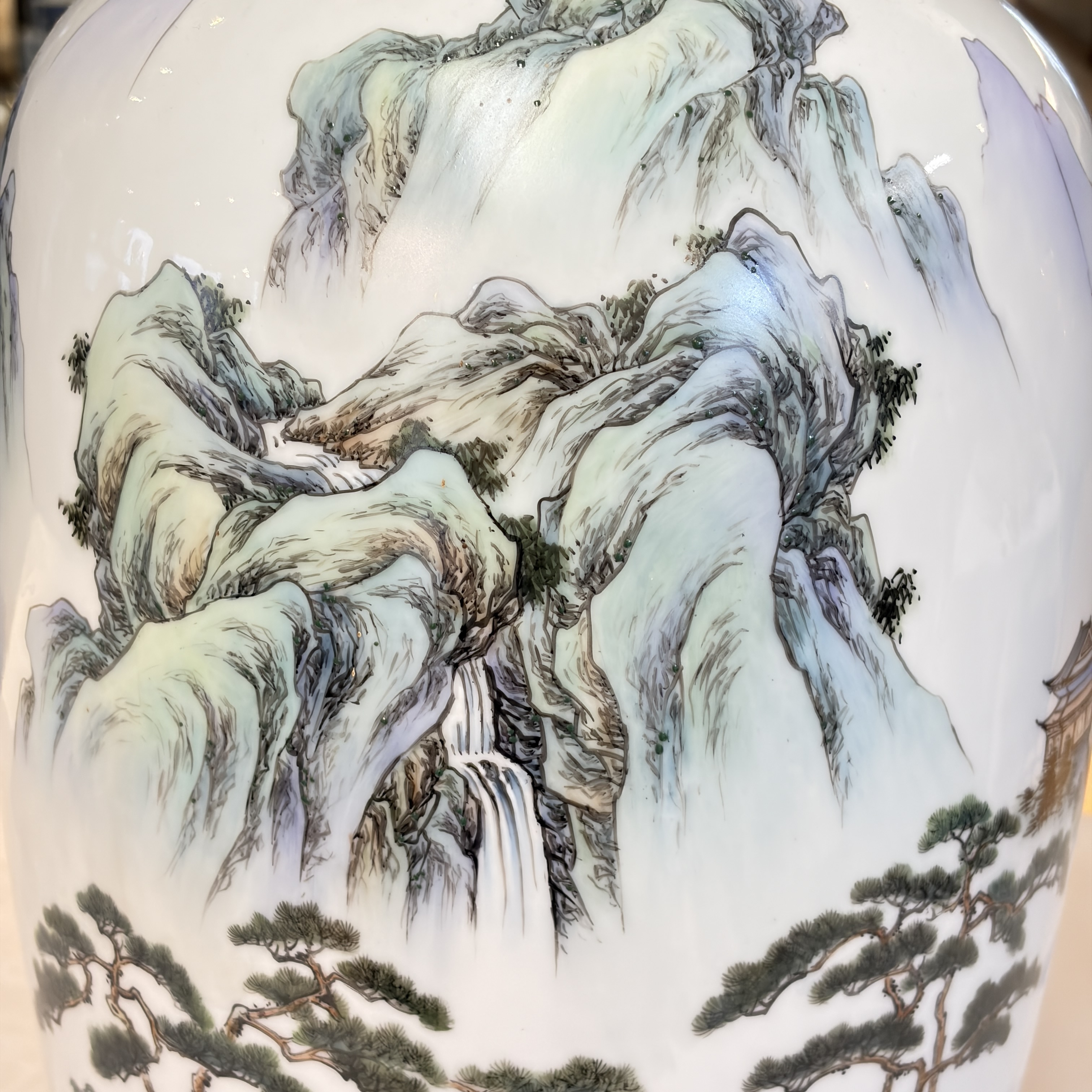 A pair of Chinese famille rose 'Landscape' vases and an 'Immortals' vase — 照片 45