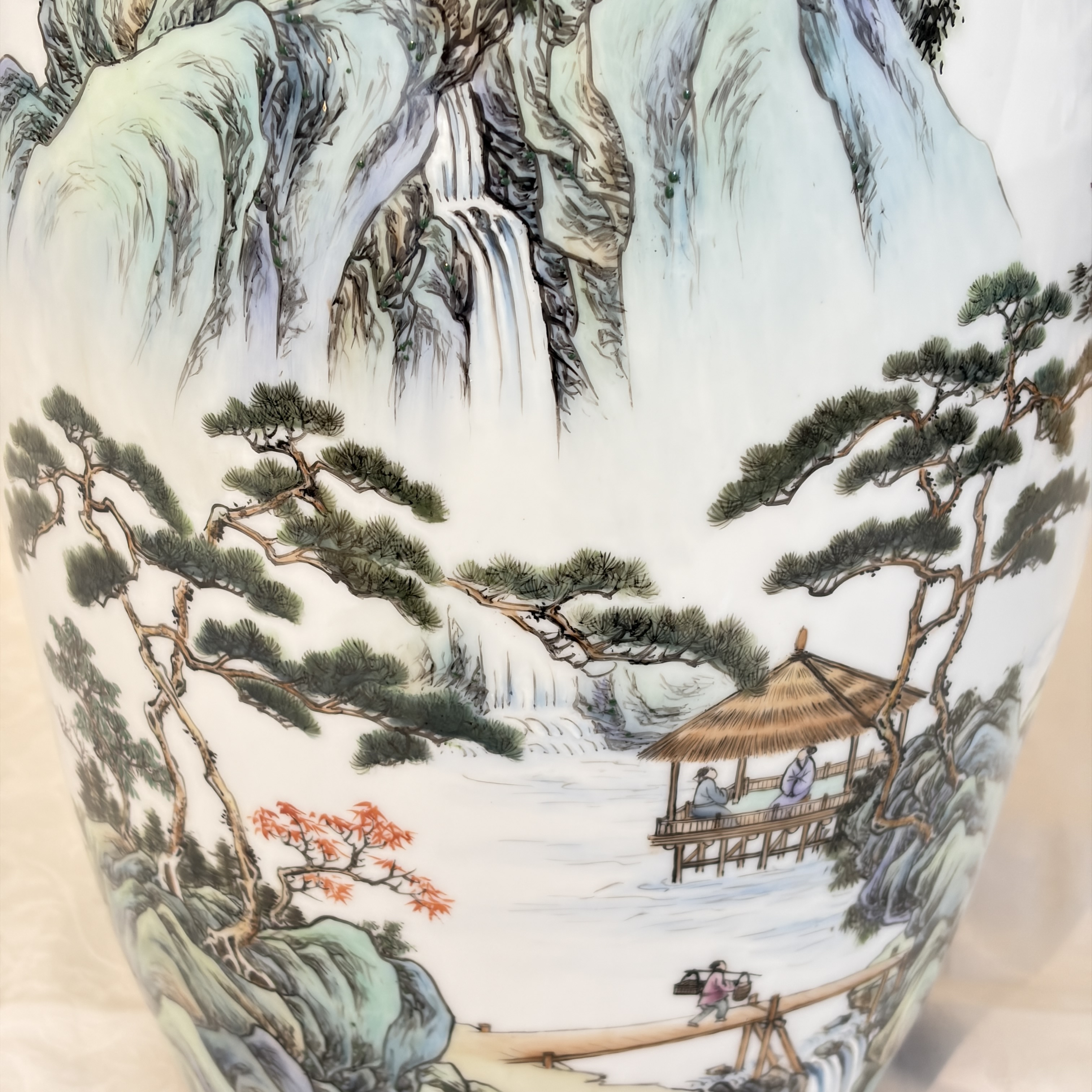 A pair of Chinese famille rose 'Landscape' vases and an 'Immortals' vase — 照片 46
