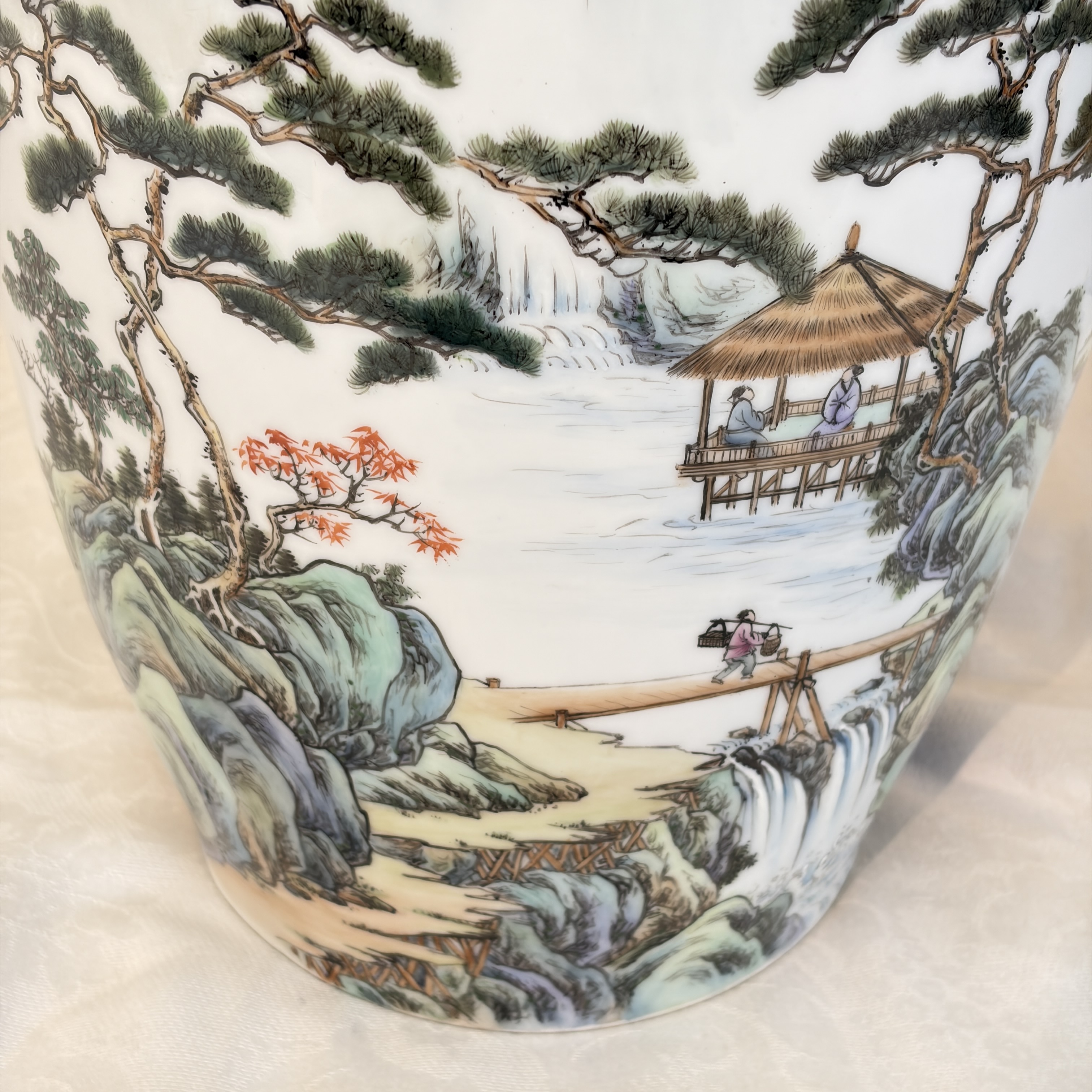 A pair of Chinese famille rose 'Landscape' vases and an 'Immortals' vase — 照片 47