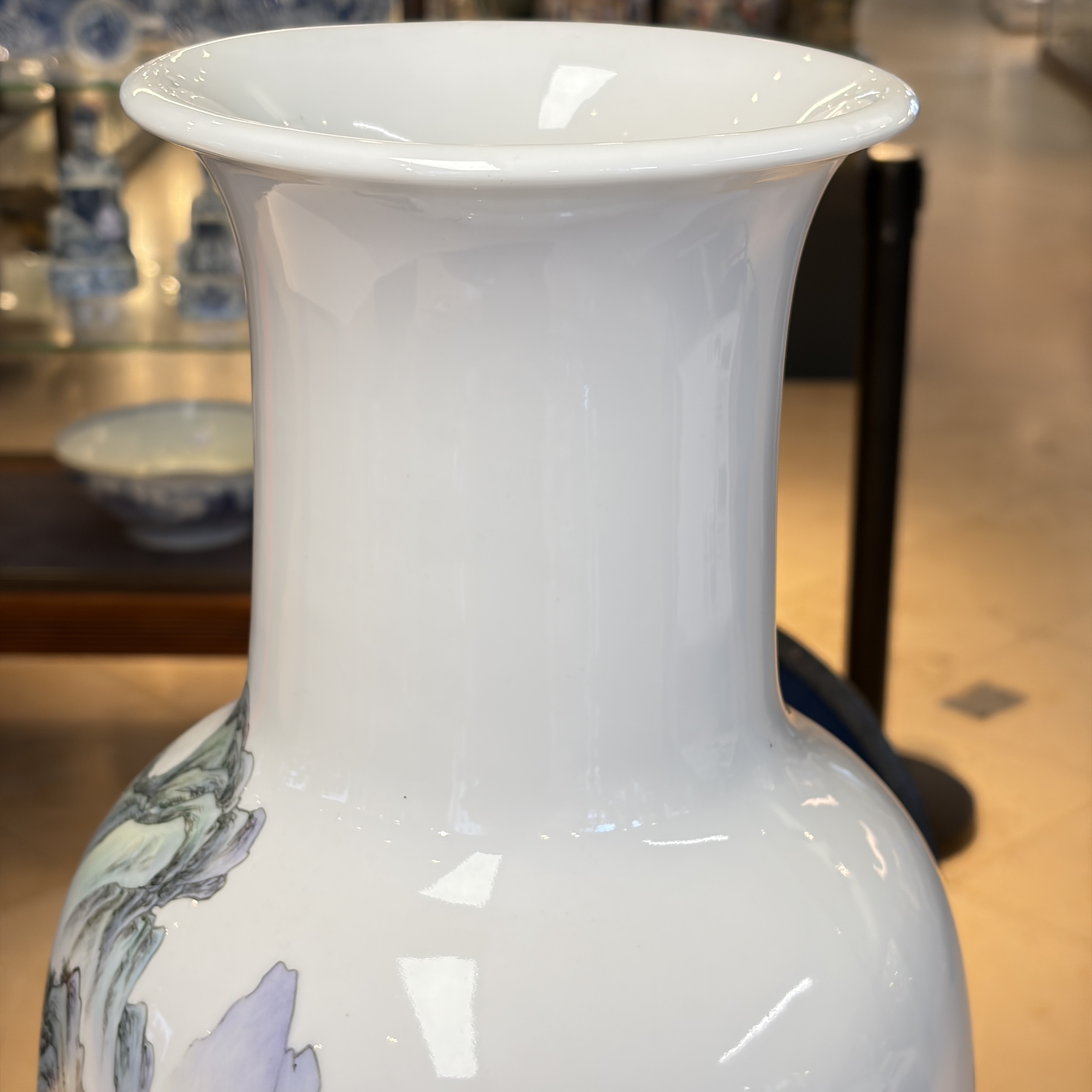 A pair of Chinese famille rose 'Landscape' vases and an 'Immortals' vase — 照片 48