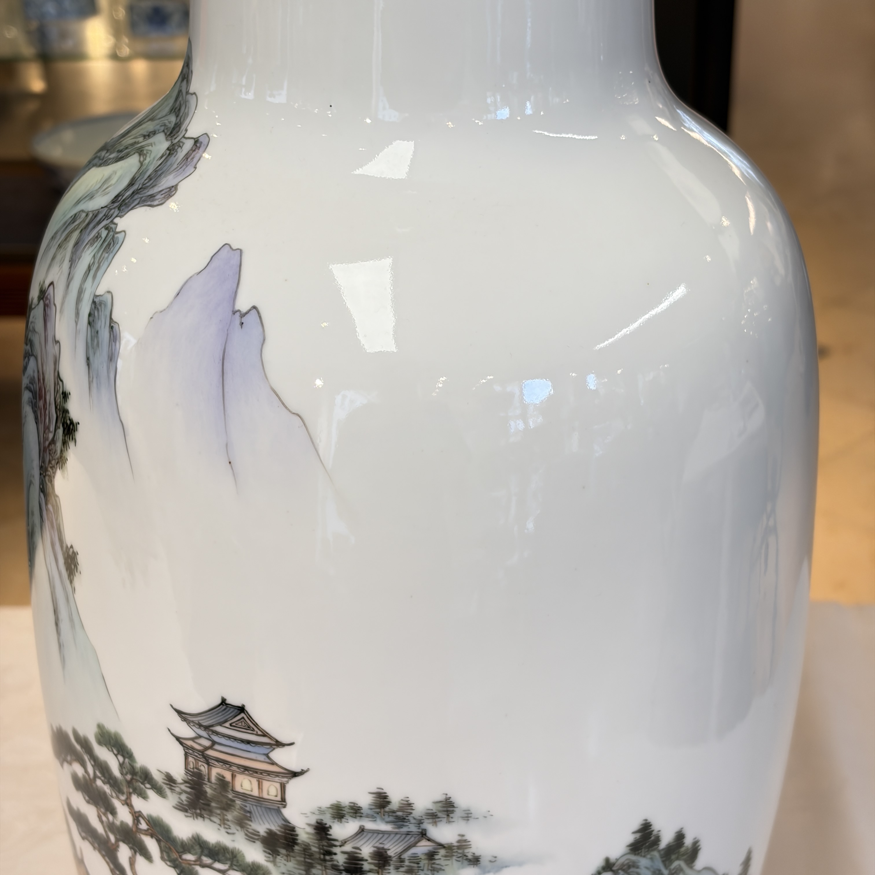 A pair of Chinese famille rose 'Landscape' vases and an 'Immortals' vase — 照片 49