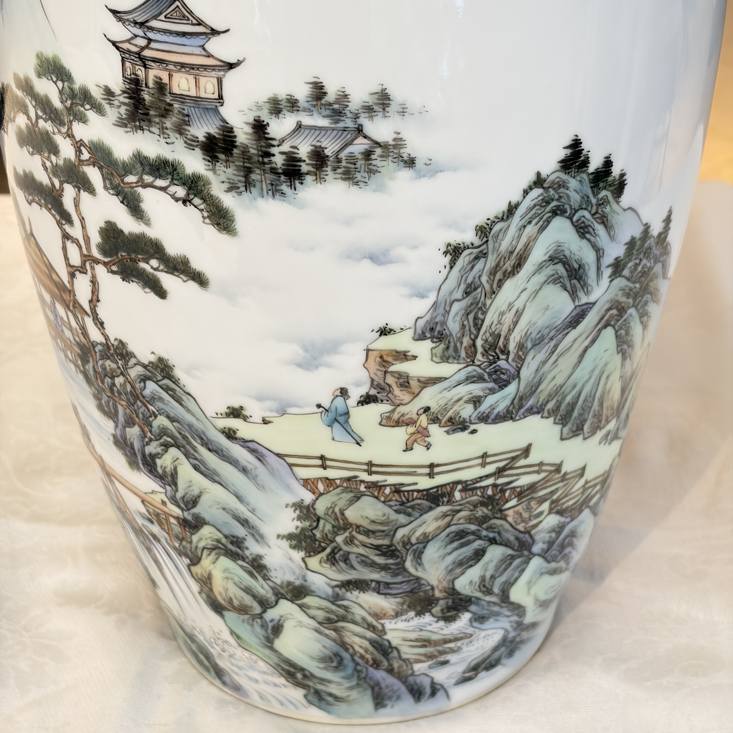 A pair of Chinese famille rose 'Landscape' vases and an 'Immortals' vase — 照片 50