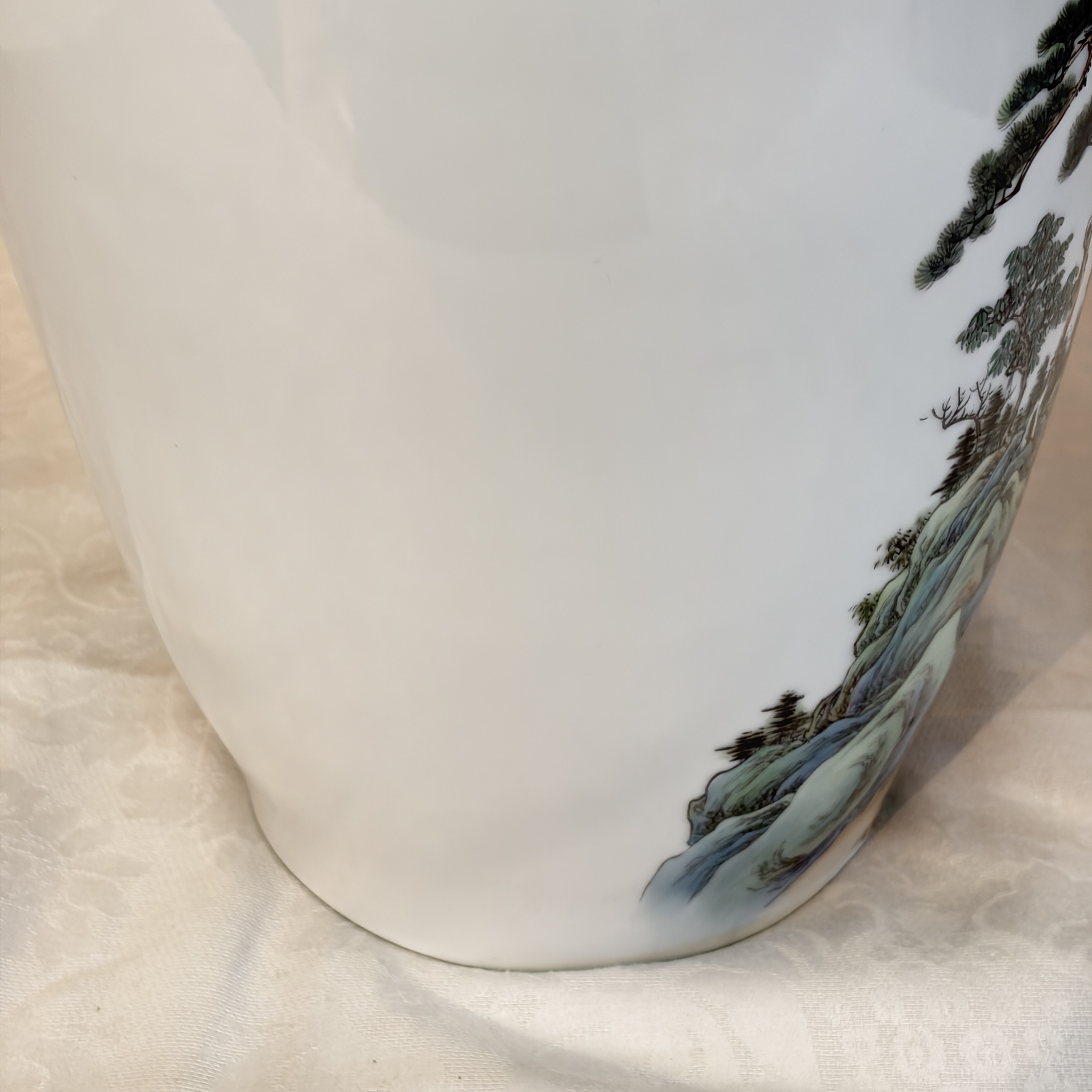 A pair of Chinese famille rose 'Landscape' vases and an 'Immortals' vase — 照片 59