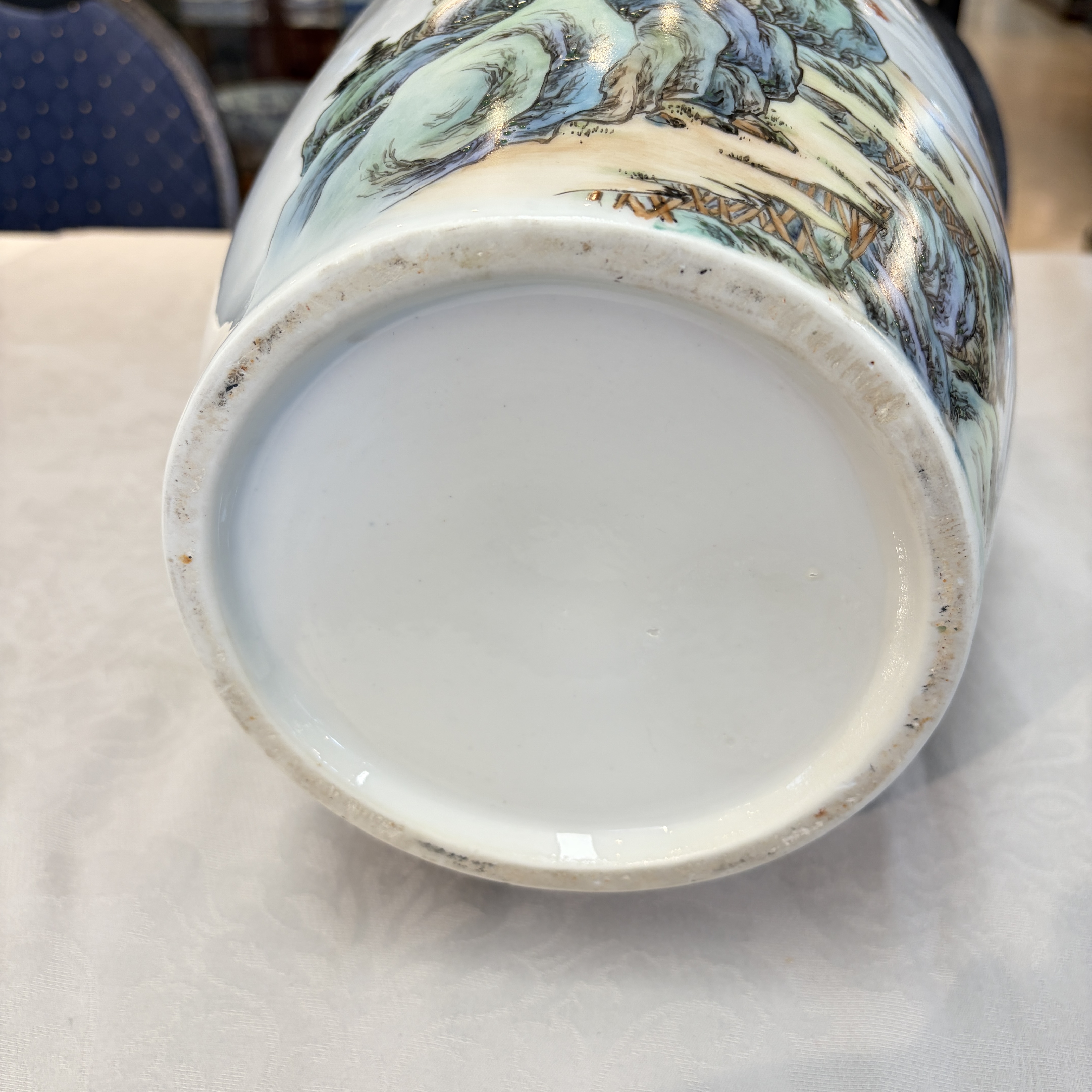 A pair of Chinese famille rose 'Landscape' vases and an 'Immortals' vase — 照片 61