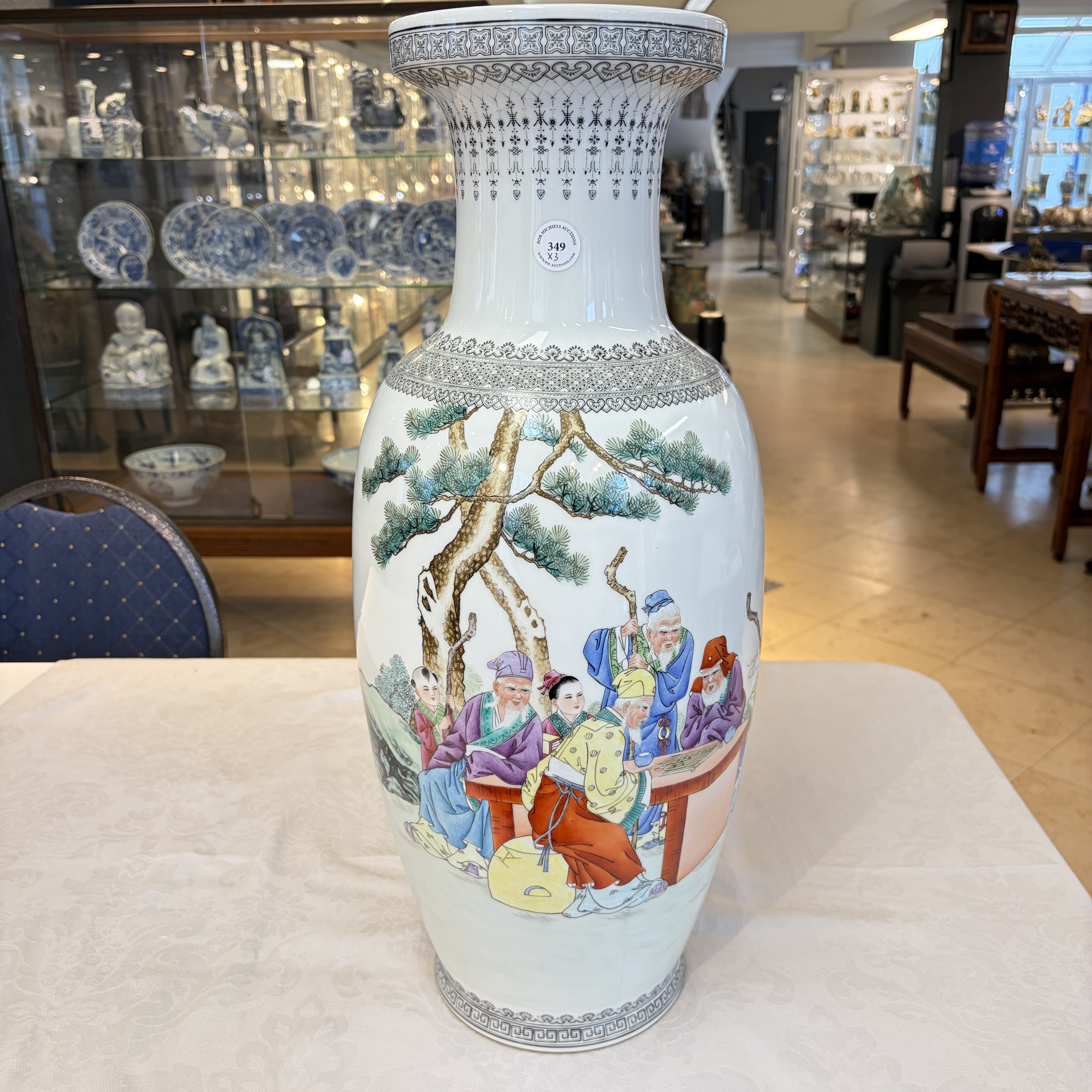 A pair of Chinese famille rose 'Landscape' vases and an 'Immortals' vase — 照片 1