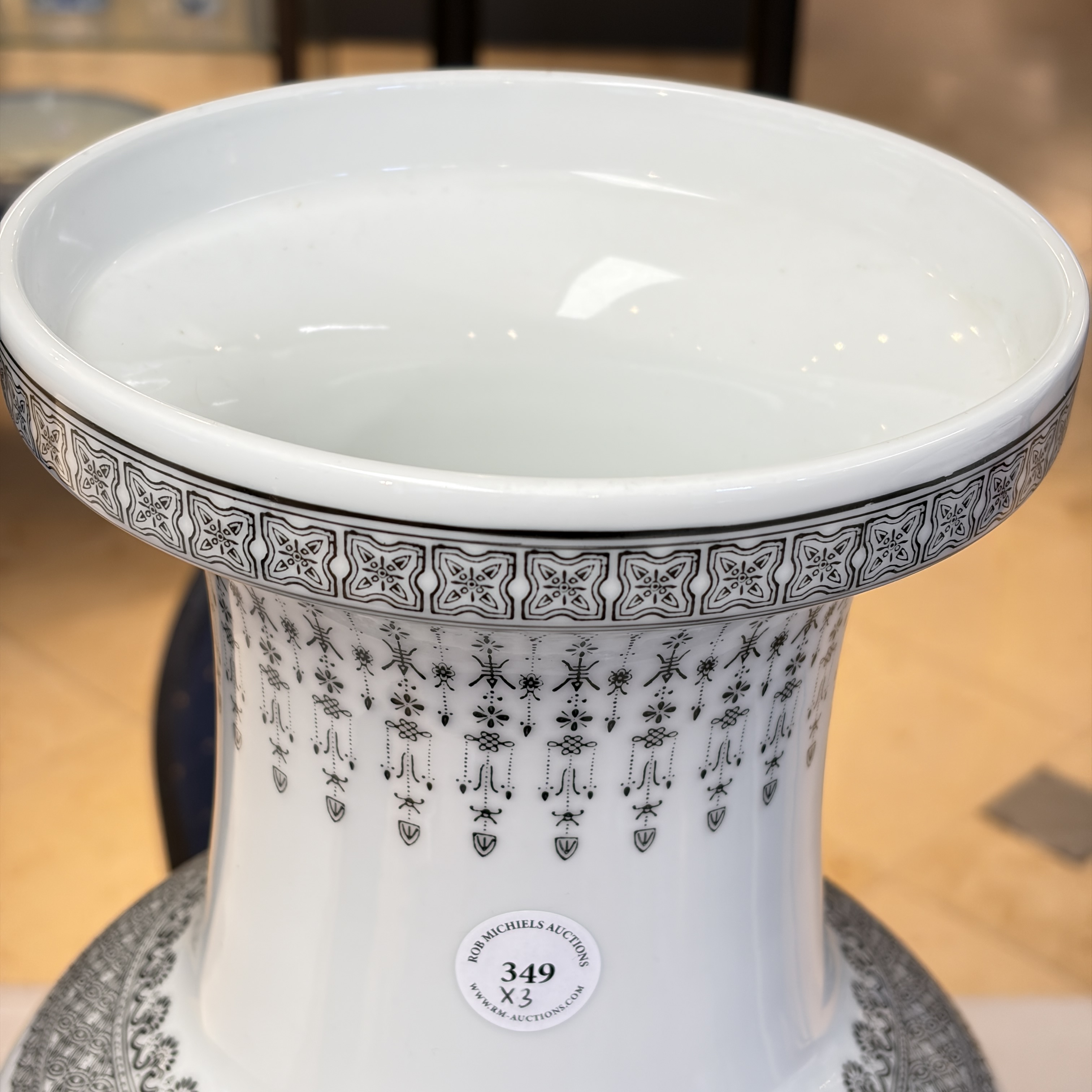 A pair of Chinese famille rose 'Landscape' vases and an 'Immortals' vase — 照片 2