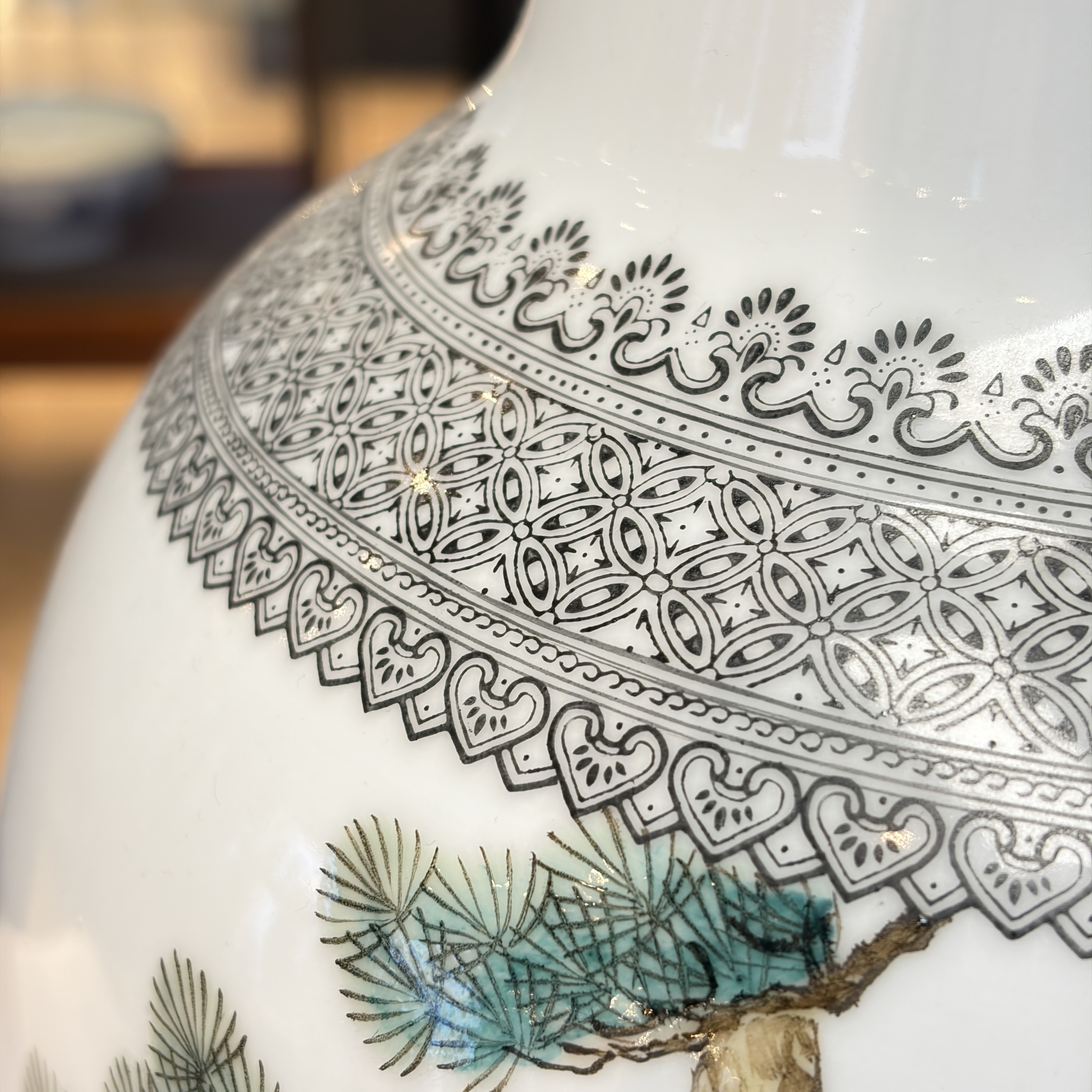 A pair of Chinese famille rose 'Landscape' vases and an 'Immortals' vase — 照片 3