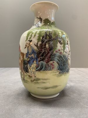 A pair of Chinese famille rose lantern-shaped vases with figures and cows, Qianlong mark, Republic — photo 3