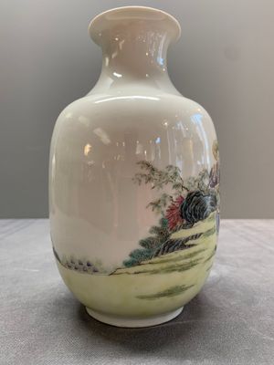 A pair of Chinese famille rose lantern-shaped vases with figures and cows, Qianlong mark, Republic — photo 5