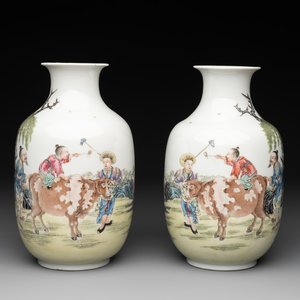 A pair of Chinese famille rose lantern-shaped vases with figures and cows, Qianlong mark, Republic — photo 1