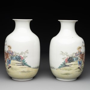 A pair of Chinese famille rose lantern-shaped vases with figures and cows, Qianlong mark, Republic — photo 4