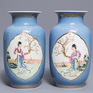 A pair of Chinese famille rose lavender blue ground vases, Qianlong mark, Republic, 20th C. — photo 1