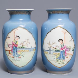 A pair of Chinese famille rose lavender blue ground vases, Qianlong mark, Republic, 20th C. — photo 3