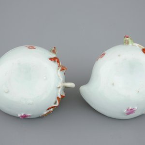 A pair of Chinese famille rose leaf-shaped cups and saucers, Qianlong, 18th C. — 照片 10