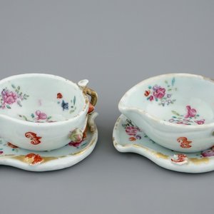 A pair of Chinese famille rose leaf-shaped cups and saucers, Qianlong, 18th C. — 照片 1