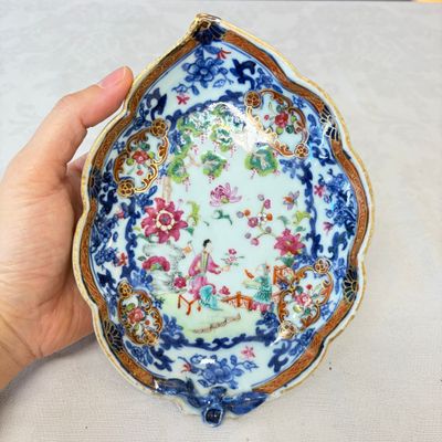 A pair of Chinese famille rose leaf-shaped saucers with figural design — photo 13