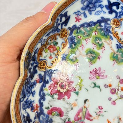 A pair of Chinese famille rose leaf-shaped saucers with figural design — photo 15