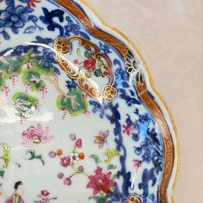 A pair of Chinese famille rose leaf-shaped saucers with figural design — photo 16
