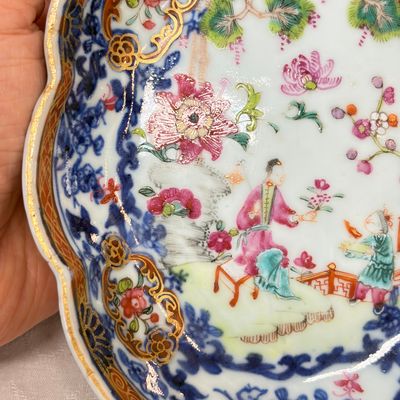 A pair of Chinese famille rose leaf-shaped saucers with figural design — photo 17