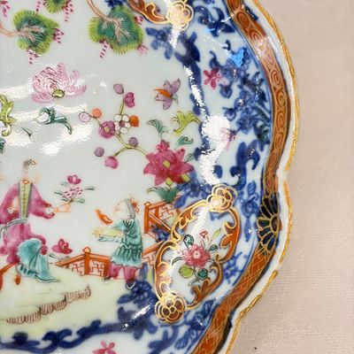 A pair of Chinese famille rose leaf-shaped saucers with figural design — photo 18