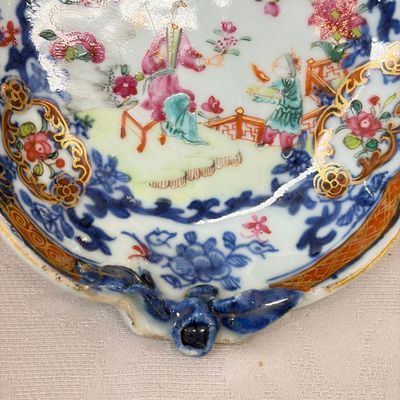 A pair of Chinese famille rose leaf-shaped saucers with figural design — photo 19