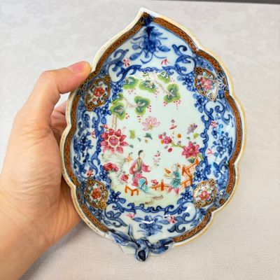 A pair of Chinese famille rose leaf-shaped saucers with figural design — photo 2