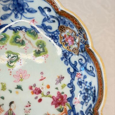 A pair of Chinese famille rose leaf-shaped saucers with figural design — photo 4