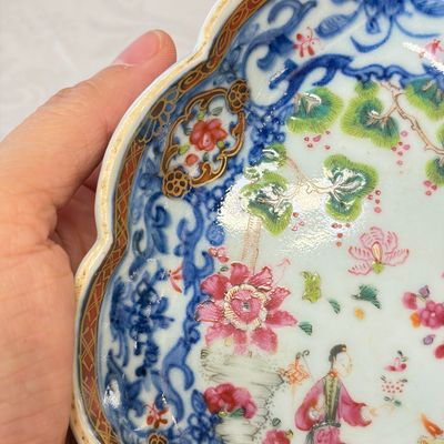 A pair of Chinese famille rose leaf-shaped saucers with figural design — photo 5