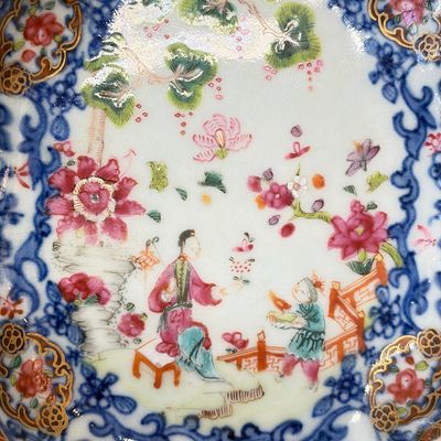 A pair of Chinese famille rose leaf-shaped saucers with figural design — photo 6