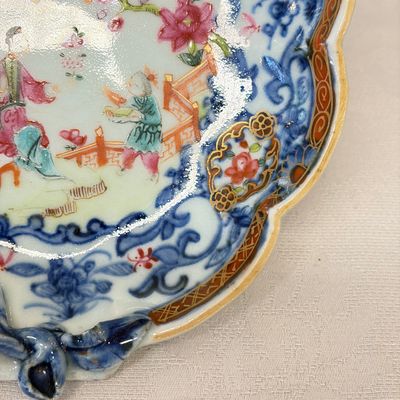 A pair of Chinese famille rose leaf-shaped saucers with figural design — photo 8