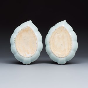 A pair of Chinese famille rose leaf-shaped saucers with figural design — photo 2