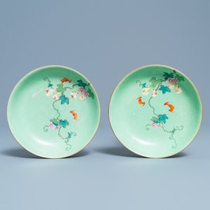 A pair of Chinese famille rose lime green-ground sgraffiato saucer dishes, Qianlong mark and of the period — 照片 1