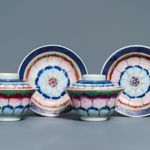 A pair of Chinese famille rose 'lotus' bowls and covers on stands, Qianlong — photo 1
