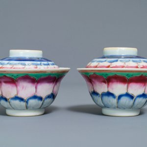 A pair of Chinese famille rose 'lotus' bowls and covers on stands, Qianlong — photo 4