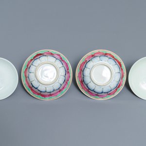 A pair of Chinese famille rose 'lotus' bowls and covers on stands, Qianlong — photo 9