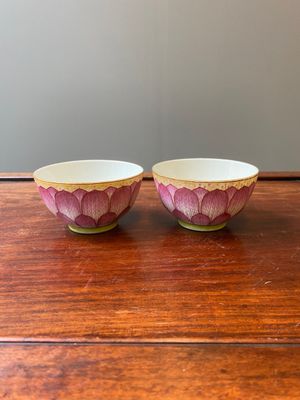A pair of Chinese famille rose 'lotus' bowls, Guangxu mark and of the period — 照片 2