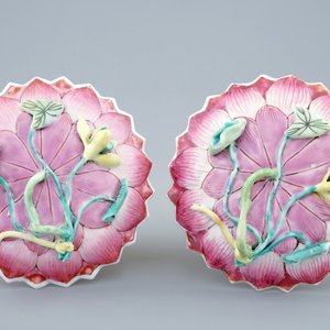 A pair of Chinese famille rose lotus-shaped cups and saucers, Yongzheng, 1723-1735 — photo 3