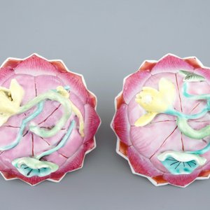 A pair of Chinese famille rose lotus-shaped cups and saucers, Yongzheng, 1723-1735 — photo 5