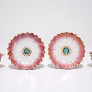 A pair of Chinese famille rose lotus-shaped cups and saucers, Yongzheng — 照片 1