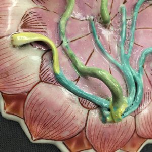 A pair of Chinese famille rose lotus-shaped cups and saucers, Yongzheng — 照片 12