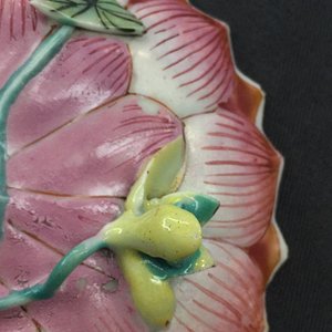 A pair of Chinese famille rose lotus-shaped cups and saucers, Yongzheng — 照片 13