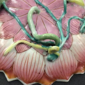 A pair of Chinese famille rose lotus-shaped cups and saucers, Yongzheng — 照片 14