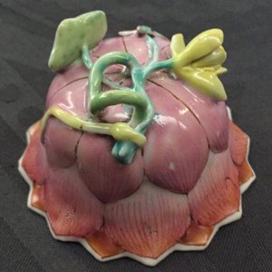 A pair of Chinese famille rose lotus-shaped cups and saucers, Yongzheng — 照片 16