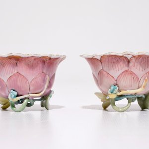 A pair of Chinese famille rose lotus-shaped cups and saucers, Yongzheng — 照片 5