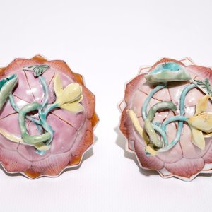 A pair of Chinese famille rose lotus-shaped cups and saucers, Yongzheng — 照片 9