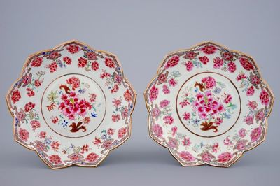 A pair of Chinese famille rose lotus-shaped plates with floral design, Qianlong, 18th C.
