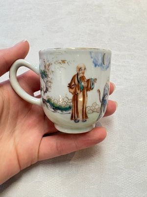 A pair of Chinese famille rose 'Luohan' cups, Qianlong — foto 1