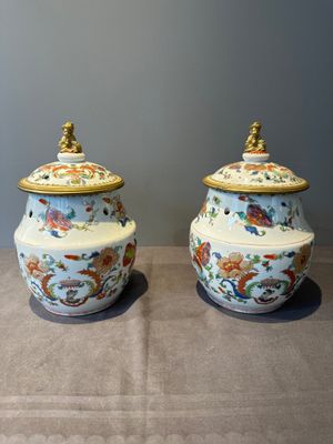 A pair of Chinese famille rose 'Madame de Pompadour' pot-pourri jars with bronze-mounted covers, Qianlong, ca. 1745 — photo 1
