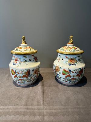 A pair of Chinese famille rose 'Madame de Pompadour' pot-pourri jars with bronze-mounted covers, Qianlong, ca. 1745 — photo 2