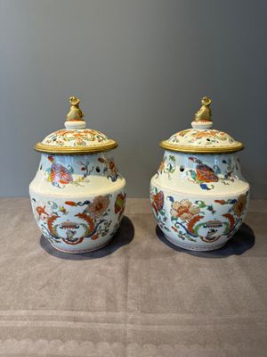 A pair of Chinese famille rose 'Madame de Pompadour' pot-pourri jars with bronze-mounted covers, Qianlong, ca. 1745 — photo 3